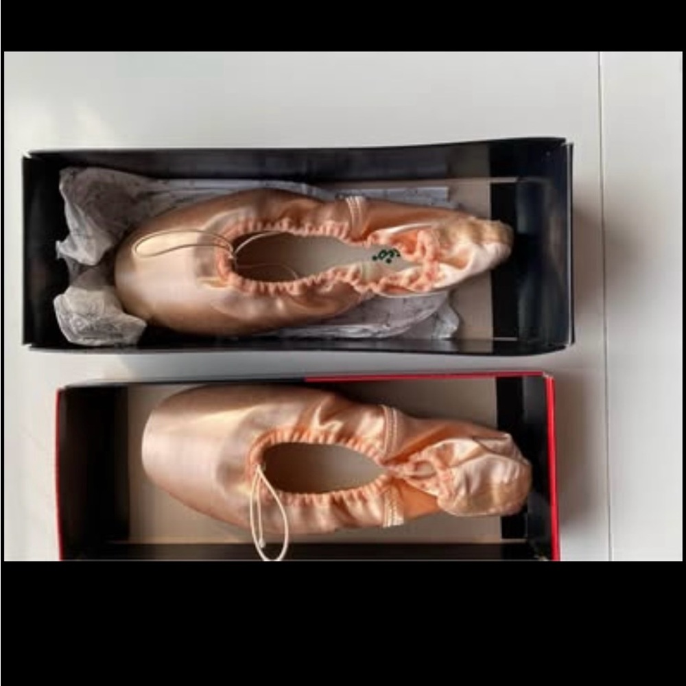 NWT Capezio Size 10 Pink Ballet Pointe Shoes